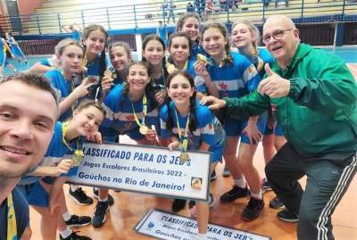 Treinador Ricardo Ellwanger (esquerda) celebra a classificação com as atletas