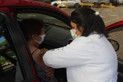 Inga Hintz, de 87 anos foi a primeira pessoa a ser vacinada na manhã desta terça, 9, na Rua Coberta