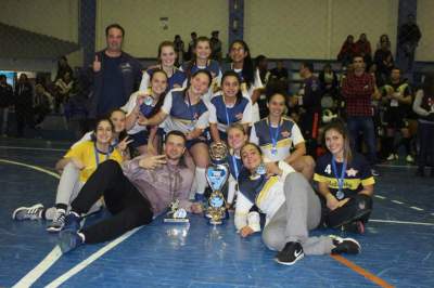 A equipe do Medianeira com a premiação do vice-campeonato feminino