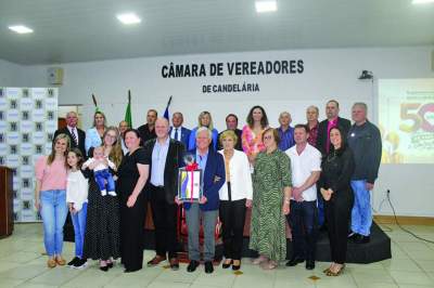 Autoridades municipais e família Wollmann reuniram-se para eternizar o momento