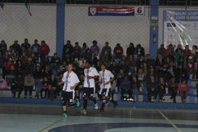 Jogadores do Real/Posto Potrich comemoram o gol de empate