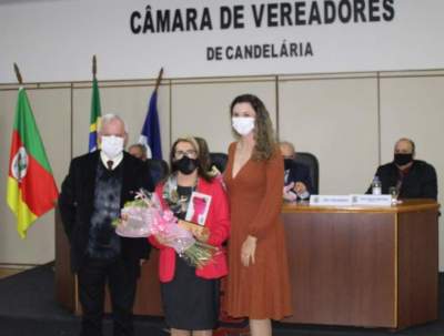 A entrega do troféu para Brunilda Pereira