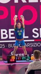 Sandi alcançou uma marca expressiva na prova “two arm long cycle” pela WKSF (World Kettlebell Sport Federation): foram 72 repetições (Foto: Div