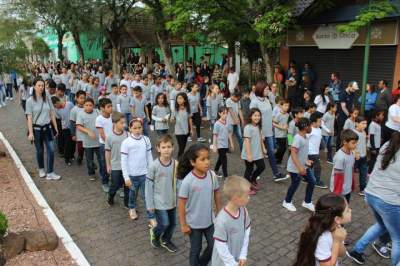 Homenagens e protestos marcam Caminhada Cívica