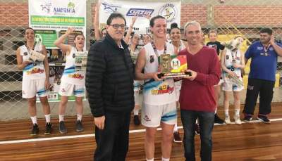 A premiação do Blumenau Basquete como campeão do torneio