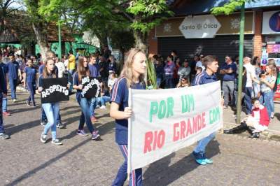 Faixa pediu mais respeito com os professores