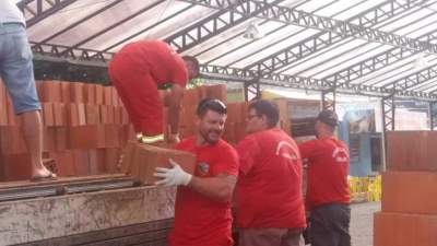 Durante a tarde de quinta, 5, tijolos que serão usados para montar a estrutura foram descarregados na rua coberta