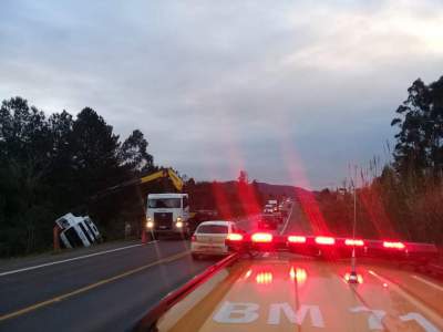 Trânsito está fluindo em meia pista no km 143 onde ocorreu o acidente