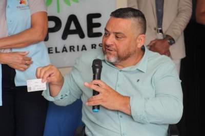 Marquinho Lang mostra a carteirinha para pessoas com TEA